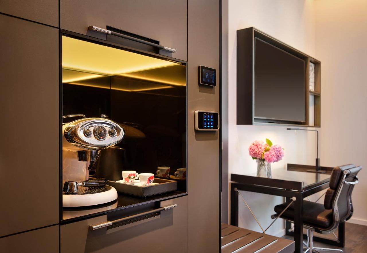 Art'Otel Zagreb, Powered By Radisson Hotels Esterno foto A coffee machine in a hotel room