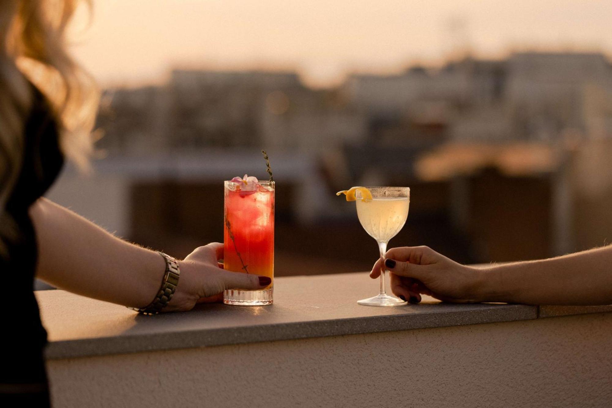 Art'Otel Zagreb, Powered By Radisson Hotels Esterno foto Cocktails at the Sky Bar