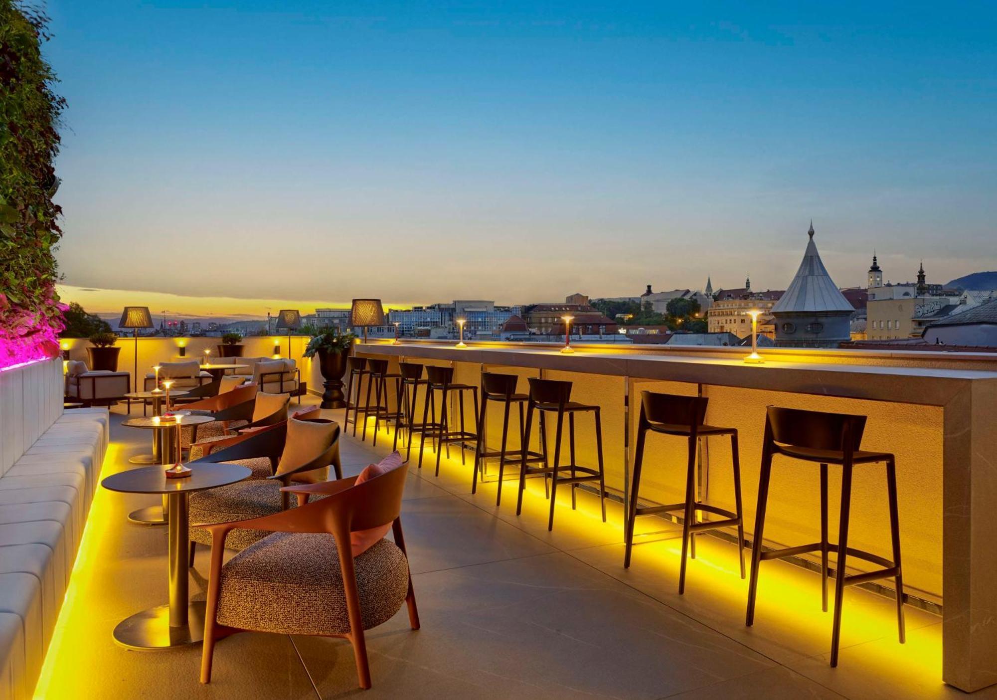 Art'Otel Zagreb, Powered By Radisson Hotels Esterno foto The rooftop bar at the Hotel