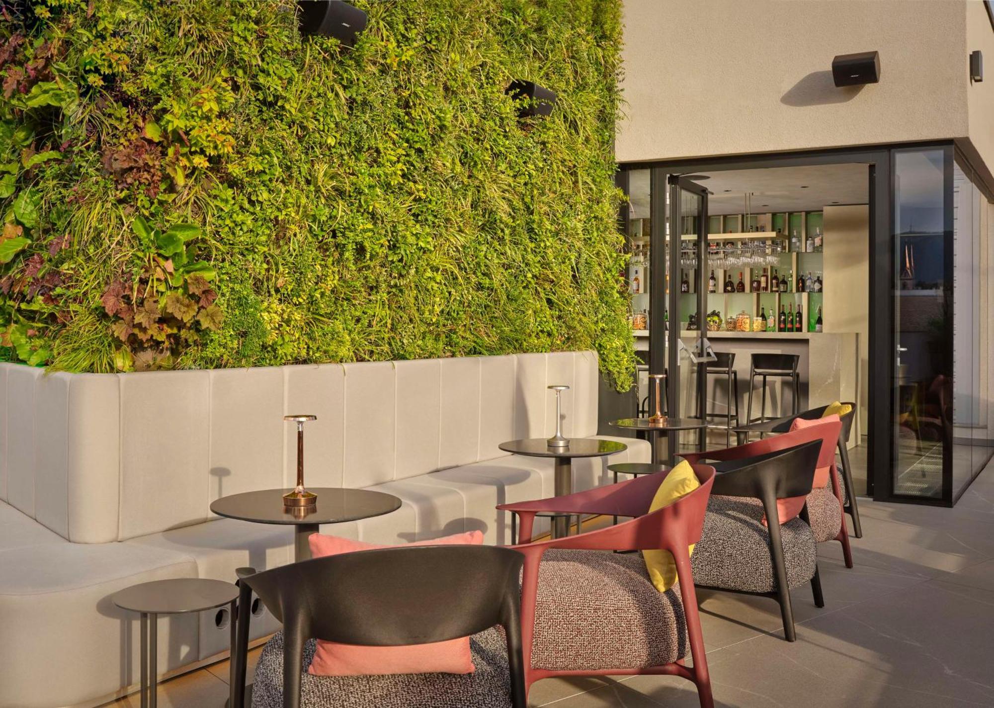 Art'Otel Zagreb, Powered By Radisson Hotels Esterno foto The rooftop bar at the Hotel
